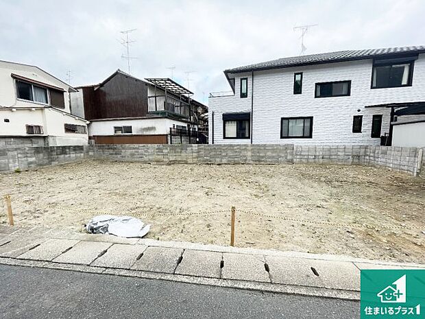 周辺は落ち着いた街並みの住宅地！子育てがしやすい住環境です！まだ未完成ですが、現地でしかわからない事もございます。是非一度ご覧ください。