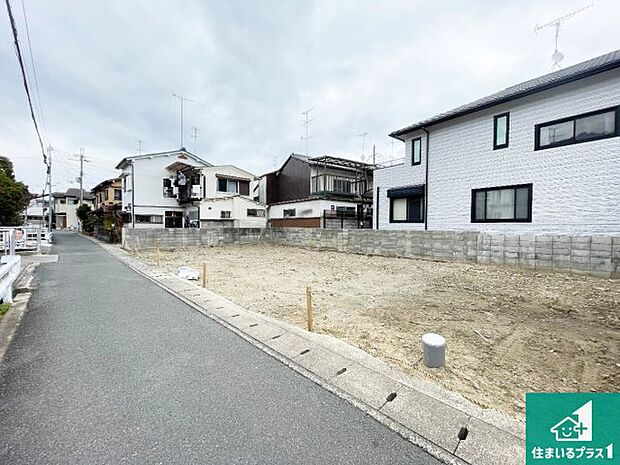 周辺は落ち着いた街並みの住宅地！子育てがしやすい住環境です！まだ未完成ですが、現地でしかわからない事もございます。是非一度ご覧ください。