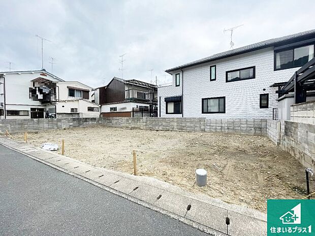 周辺は落ち着いた街並みの住宅地！子育てがしやすい住環境です！まだ未完成ですが、現地でしかわからない事もございます。是非一度ご覧ください。