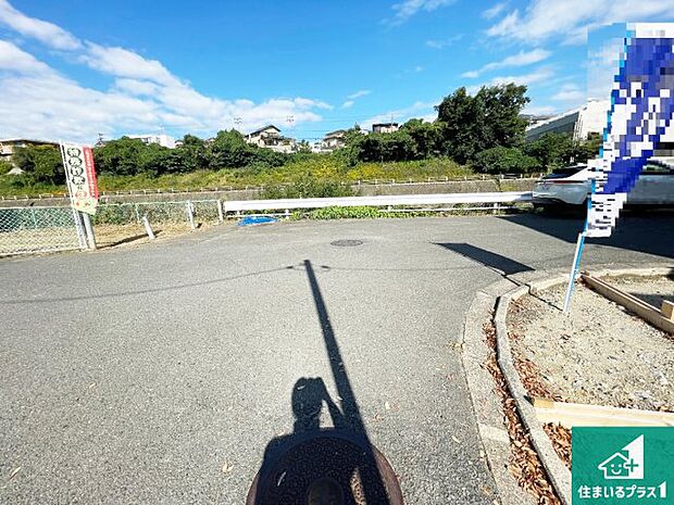 周辺は落ち着いた街並みの住宅地！子育てがしやすい住環境です！まだ未完成ですが、現地でしかわからない事もございます。是非一度ご覧ください。