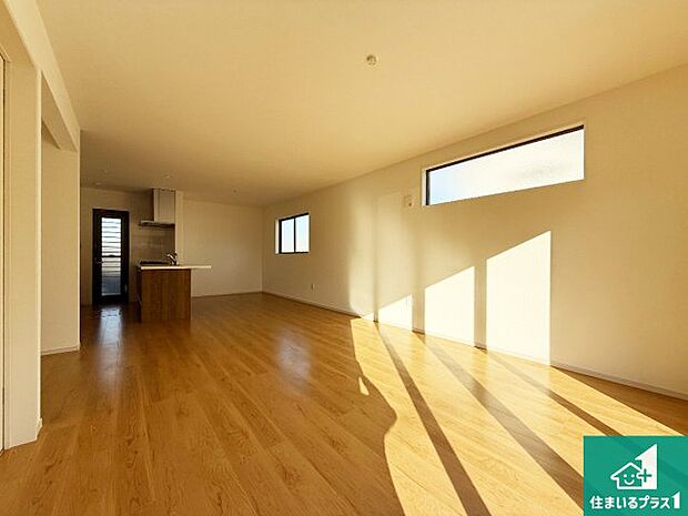 シンプルなリビングは、観葉植物等のインテリアを楽しめますね！パパ好みにも、ママ好みにも家具次第で雰囲気を変えることができます！