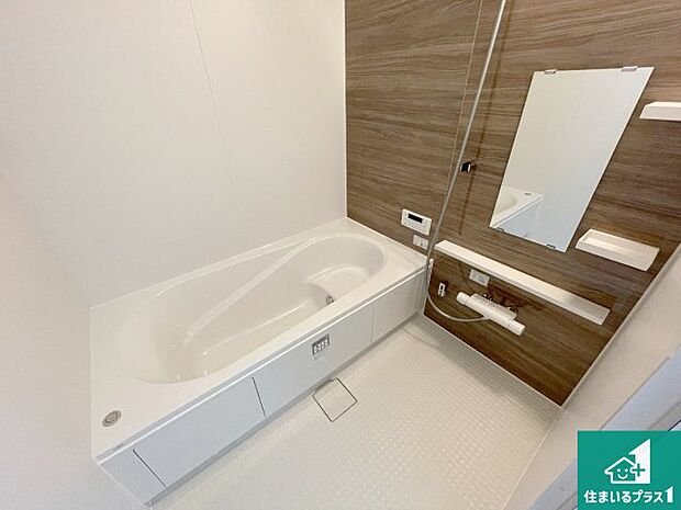 ゆったりと足を伸ばせる浴室は一日の疲れを癒してくれる大切な空間です。浴室乾燥機も設置しているので、雨の日の洗濯物も安心です♪