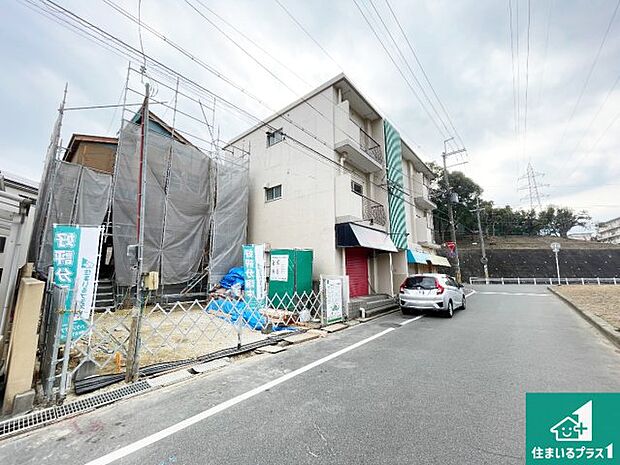 周辺は落ち着いた街並みの住宅地!子育てがしやすい住環境です!まだ未完成ですが、現地でしかわからない事もございます。是非一度ご覧ください。
