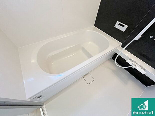 足をゆったり伸ばして寛げる浴槽です。窓が設けられていますので差し込む光が明るく穏やかな雰囲気にしてくれます♪浴室乾燥機も設置しているので、雨の日の洗濯物も安心です♪