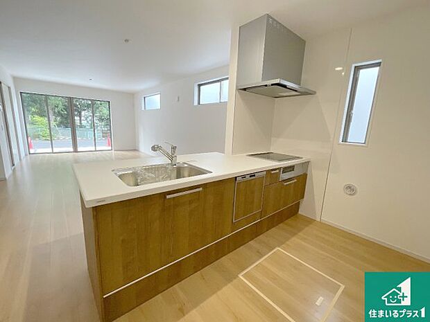 明るいリビングで朝の目覚めもスッキリできそう!対面キッチンでご家族のコミュニケーションも自然と増える設計!小さなお子様が遊ぶスペースを作っても広々とくつろげるLDK!