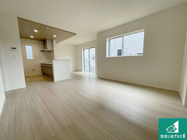 シンプルなリビングは、観葉植物等のインテリアを楽しめますね!パパ好みにも、ママ好みにも家具次第で雰囲気を変えることができます!