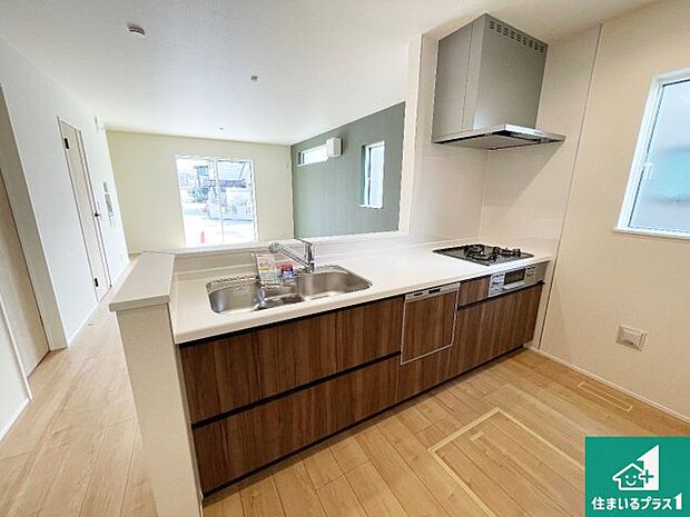 リビングと統一感があり、使い勝手のいいキッチン。広々としているので、二人並んで作業が出来ちゃいます。お子様と一緒に色々なお料理に挑戦できるスペースがあります。