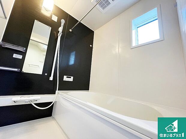 足をゆったり伸ばして寛げる浴槽です。窓が設けられていますので差し込む光が明るく穏やかな雰囲気にしてくれます♪浴室乾燥機も設置しているので、雨の日の洗濯物も安心です♪