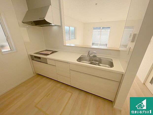 リビングと統一感があり、使い勝手のいいキッチン。広々としているので、二人並んで作業が出来ちゃいます。お子様と一緒に色々なお料理に挑戦できるスペースがあります。