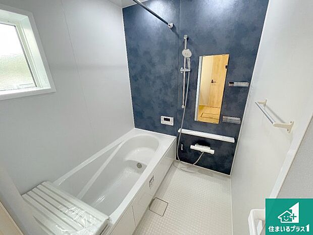 足をゆったり伸ばして寛げる浴槽です。窓が設けられていますので差し込む光が明るく穏やかな雰囲気にしてくれます♪浴室乾燥機も設置しているので、雨の日の洗濯物も安心です♪