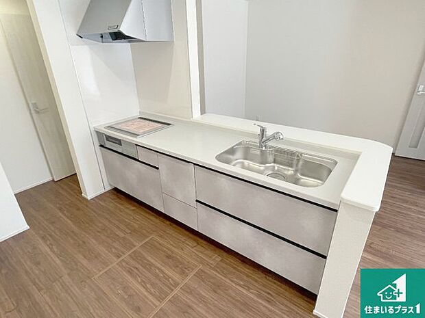 リビングと統一感があり、使い勝手のいいキッチン。広々としているので、二人並んで作業が出来ちゃいます。お子様と一緒に色々なお料理に挑戦できるスペースがあります。