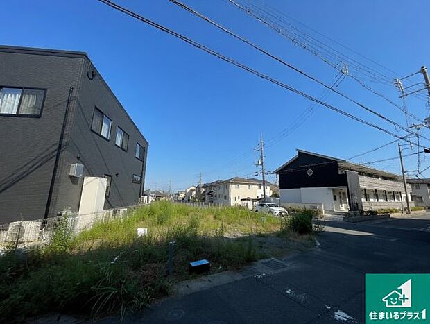 周辺は落ち着いた街並みの住宅地！子育てがしやすい住環境です！まだ未完成ですが、現地でしかわからない事もございます。是非一度ご覧ください。