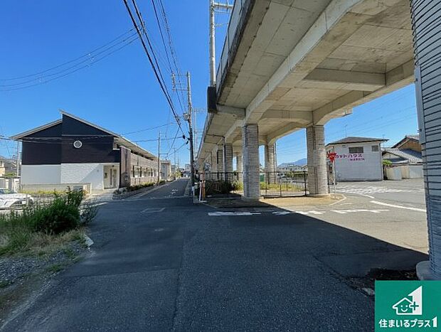 周辺は落ち着いた街並みの住宅地！子育てがしやすい住環境です！まだ未完成ですが、現地でしかわからない事もございます。是非一度ご覧ください。