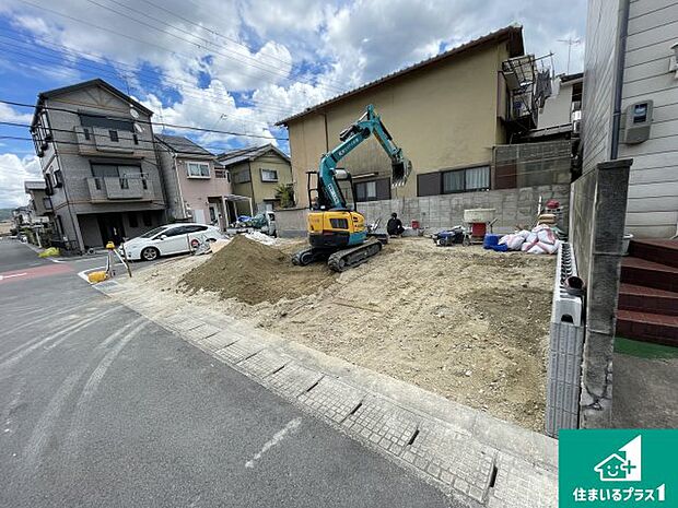 周辺は落ち着いた街並みの住宅地!子育てがしやすい住環境です!まだ未完成ですが、現地でしかわからない事もございます。是非一度ご覧ください。