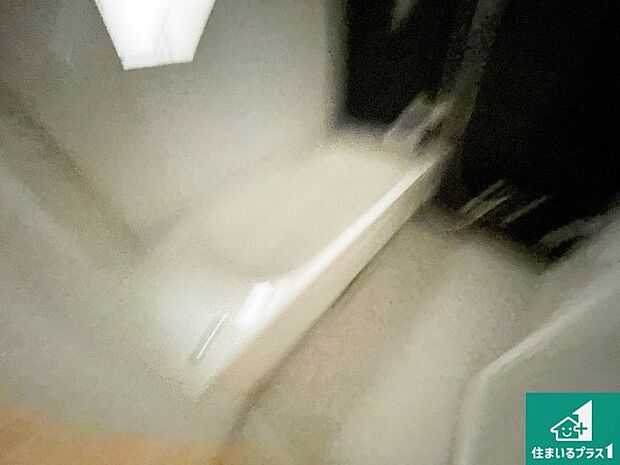 足をゆったり伸ばして寛げる浴槽です。窓が設けられていますので差し込む光が明るく穏やかな雰囲気にしてくれます♪浴室乾燥機も設置しているので、雨の日の洗濯物も安心です♪