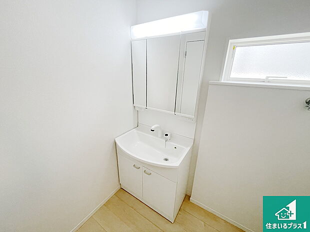 【独立洗面台】清潔感のある洗面台です。フラットな鏡は掃除がしやすく毎日清潔!鏡裏には収納があるのでスッキリとした洗面台が保てます。