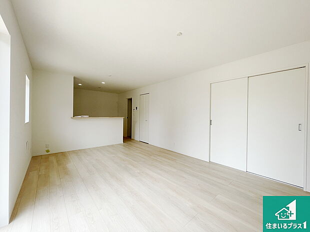 【居間・リビング】日当たり良好の明るいリビングで朝の目覚めもスッキリできそう!対面キッチンでご家族のコミュニケーションも自然と増える設計!小さなお子様が遊ぶスペースを作っても広々とくつろげるLDK!