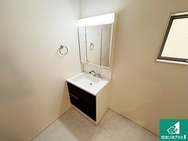 【独立洗面台】清潔感のある洗面台です。フラットな鏡は掃除がしやすく毎日清潔!鏡裏には収納があるのでスッキリとした洗面台が保てます。