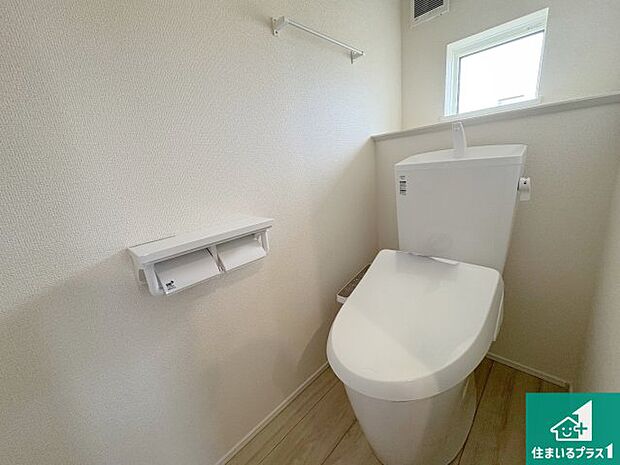 【トイレ】1・2階の2ヶ所にあるので、朝の忙しい時間の順番待ちもなく、深夜の利用にも大変便利です。