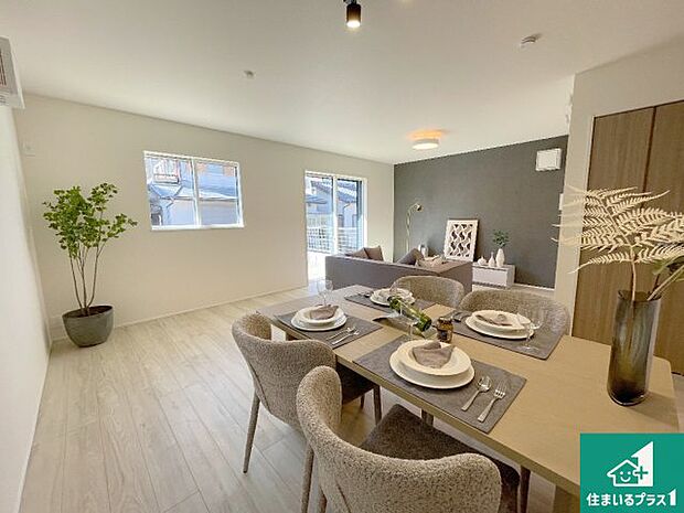 【居間・リビング】日当たり良好の明るいリビングで朝の目覚めもスッキリできそう！対面キッチンでご家族のコミュニケーションも自然と増える設計！小さなお子様が遊ぶスペースを作っても広々とくつろげるLDK！