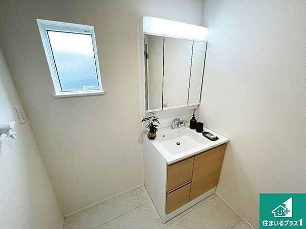 【独立洗面台】清潔感のある洗面台です。フラットな鏡は掃除がしやすく毎日清潔！鏡裏には収納があるのでスッキリとした洗面台が保てます。