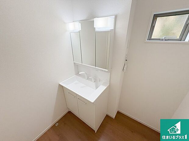 【独立洗面台】清潔感のある洗面台です。フラットな鏡は掃除がしやすく毎日清潔！鏡裏には収納があるのでスッキリとした洗面台が保てます。