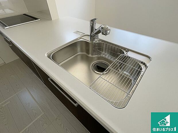 【キッチンシンク】蛇口の先端に浄水器を内蔵しています!原水と浄水、お湯と冷水、シャワーの切替えがワンタッチなので用途によって使い分けられます。