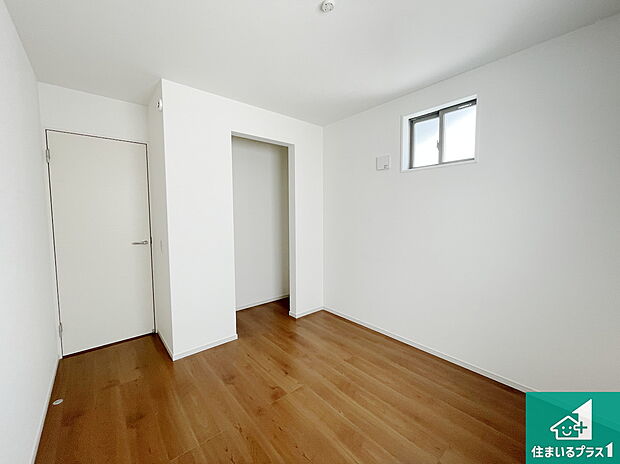 【洋室】収納スペースが充実しているので子供の成長に合わせてたくさん収納ができます!家族構成に合わせた様々な活用ができる収納!