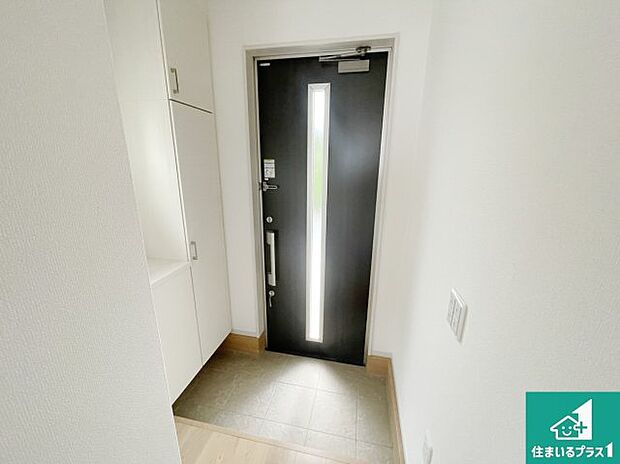 【玄関】シューズボックスにはたくさんの靴が収納できるので玄関周りはいつもスッキリ！ご家族が増えても安心！