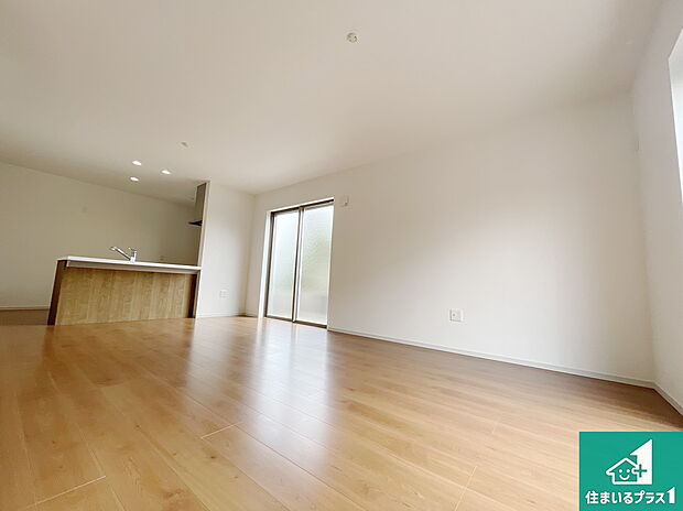 【居間・リビング】日当たり良好の明るいリビングで朝の目覚めもスッキリできそう！対面キッチンでご家族のコミュニケーションも自然と増える設計！小さなお子様が遊ぶスペースを作っても広々とくつろげるLDK！