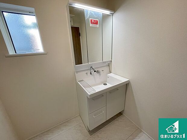 【独立洗面台】清潔感のある洗面台です。フラットな鏡は掃除がしやすく毎日清潔！鏡裏には収納があるのでスッキリとした洗面台が保てます。
