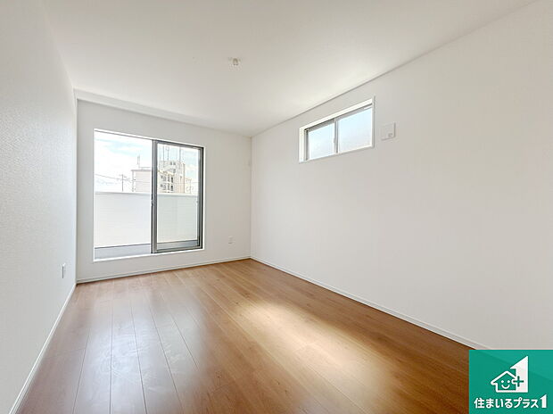 【洋室】シンプルな洋室は、自分好みのインテリアが楽しめます♪ご家族とインテリアや家具を選びに行くのは新築購入時の醍醐味の一つです。ぜひお楽しみください♪