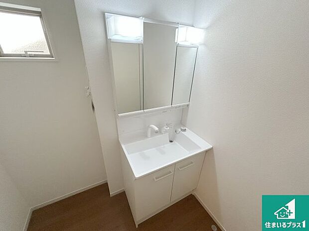 【独立洗面台】清潔感のある洗面台です。フラットな鏡は掃除がしやすく毎日清潔！鏡裏には収納があるのでスッキリとした洗面台が保てます。