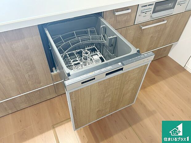 【食洗機】食事後の一仕事、食器洗いをボタン一つでお任せできちゃいます！場所を取らないビルトイン式なので、お料理スペースもしっかり確保！