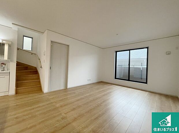 【居間・リビング】シンプルなリビングは、観葉植物等のインテリアを楽しめますね!パパ好みにも、ママ好みにも家具次第で雰囲気を変えることができます!