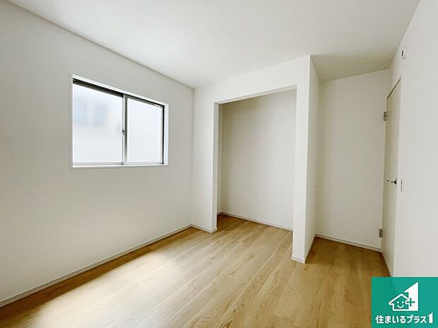 【洋室】シンプルな洋室は、自分好みのインテリアが楽しめます♪ご家族とインテリアや家具を選びに行くのは新築購入時の醍醐味の一つです。ぜひお楽しみください♪