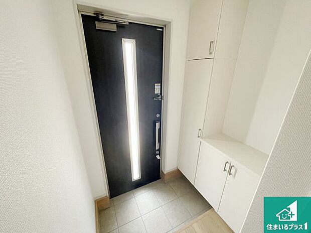 【玄関】シューズボックスにはたくさんの靴が収納できるので玄関周りはいつもスッキリ！ご家族が増えても安心！