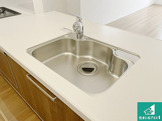 【独立洗面台】蛇口の先端に浄水器を内蔵しています！原水と浄水、お湯と冷水、シャワーの切替えがワンタッチなので用途によって使い分けられます。