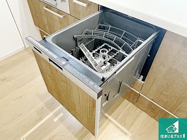 【食器洗い乾燥機】食事後の一仕事、食器洗いをボタン一つでお任せできちゃいます！場所を取らないビルトイン式なので、お料理スペースもしっかり確保！