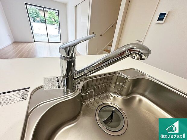 【キッチン水栓】浄水器を内蔵!炊飯時、お茶を作る時に安心してお水を使えます!お湯と冷水、浄水と原水、シャワーの切替えもワンタッチです!