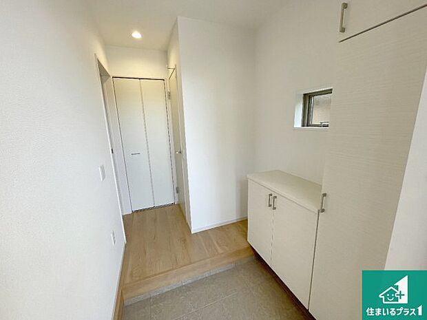 【玄関】シューズボックスにはたくさんの靴が収納できるので玄関周りはいつもスッキリ！ご家族が増えても安心！