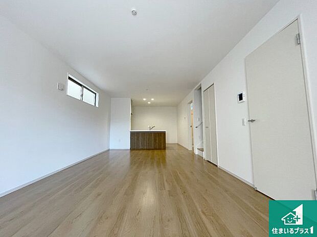 【居間・リビング】日当たり良好の明るいリビングで朝の目覚めもスッキリできそう！対面キッチンでご家族のコミュニケーションも自然と増える設計！小さなお子様が遊ぶスペースを作っても広々とくつろげるLDK！