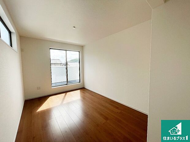 【洋室】シンプルな洋室は、自分好みのインテリアが楽しめます♪ご家族とインテリアや家具を選びに行くのは新築購入時の醍醐味の一つです。ぜひお楽しみください♪