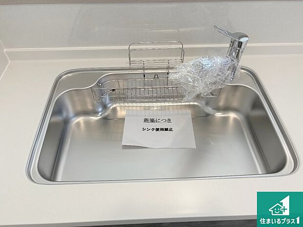 【キッチンシンク】蛇口の先端に浄水器を内蔵しています!原水と浄水、お湯と冷水、シャワーの切替えがワンタッチなので用途によって使い分けられます。