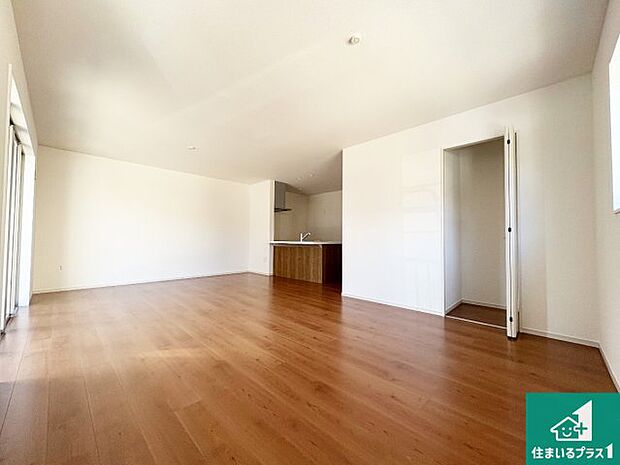 【居間・リビング】日当たり良好の明るいリビングで朝の目覚めもスッキリできそう!対面キッチンでご家族のコミュニケーションも自然と増える設計!小さなお子様が遊ぶスペースを作っても広々とくつろげるLDK!