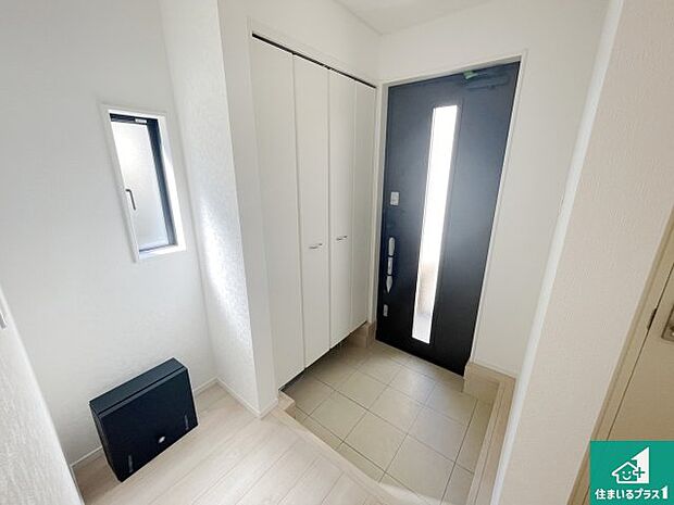 【玄関】シューズボックスにはたくさんの靴が収納できるので玄関周りはいつもスッキリ！ご家族が増えても安心！