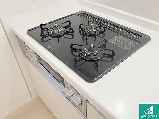【コンロ】ダブル高火力Ｓｉセンサー付きコンロ！３口あるので、まとめて料理をする時も大活躍！