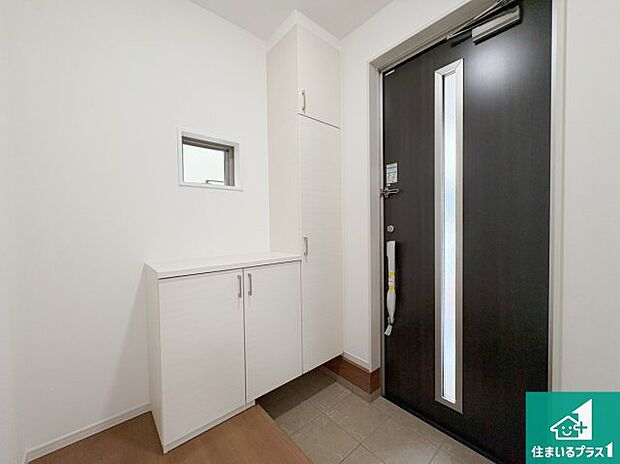 【玄関】シューズボックスにはたくさんの靴が収納できるので玄関周りはいつもスッキリ!ご家族が増えても安心!