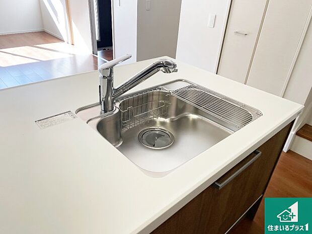 【キッチンシンク】蛇口の先端に浄水器を内蔵しています！原水と浄水、お湯と冷水、シャワーの切替えがワンタッチなので用途によって使い分けられます。