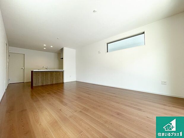 【居間・リビング】日当たり良好の明るいリビングで朝の目覚めもスッキリできそう！対面キッチンでご家族のコミュニケーションも自然と増える設計！小さなお子様が遊ぶスペースを作っても広々とくつろげるLDK！